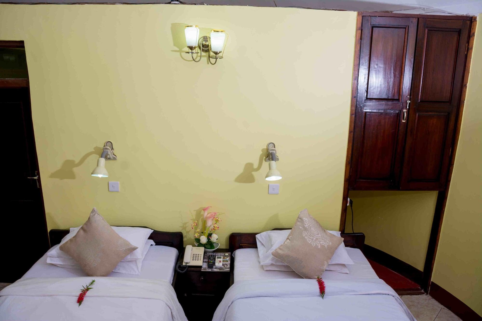 Keys Hotel Moshi Bagian luar foto