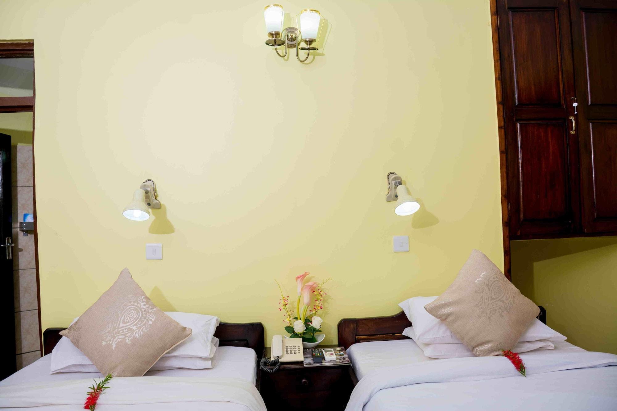 Keys Hotel Moshi Bagian luar foto