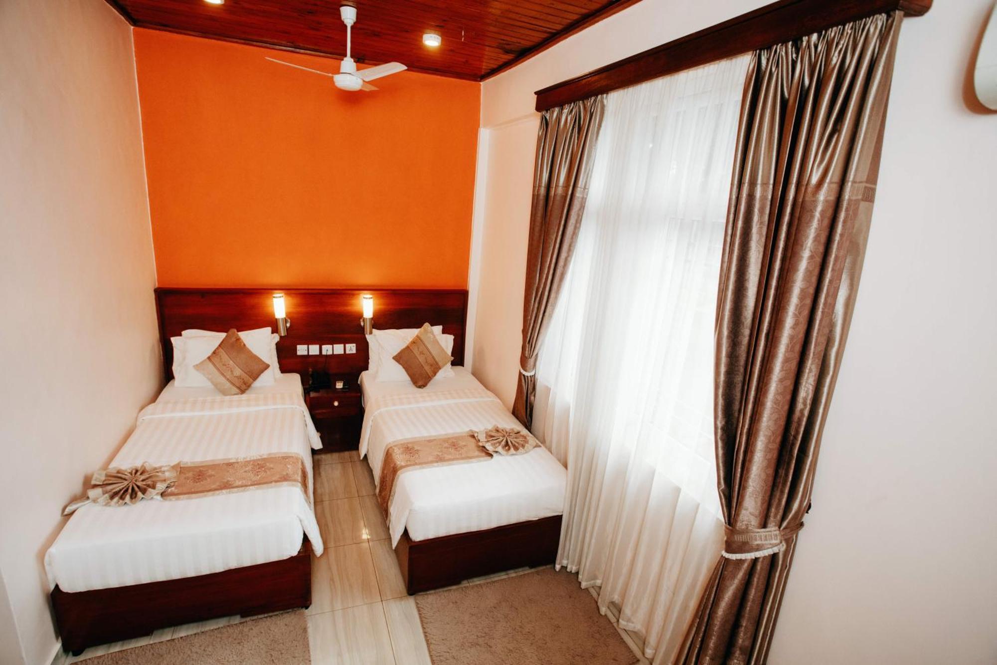 Keys Hotel Moshi Bagian luar foto