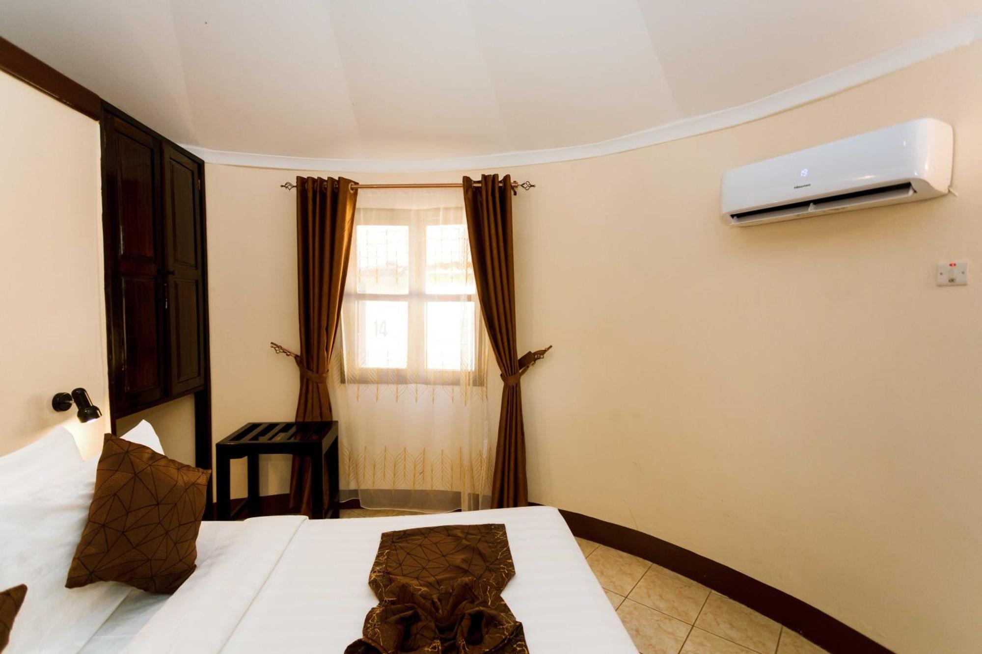 Keys Hotel Moshi Bagian luar foto