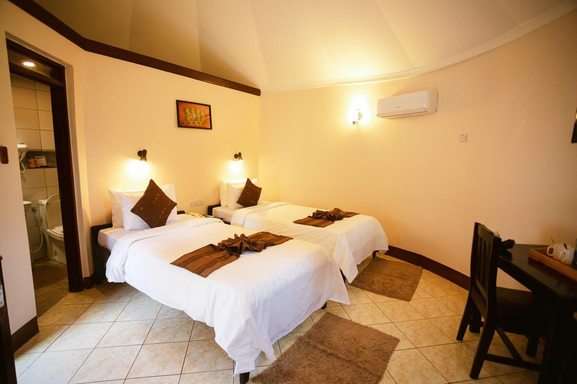 Keys Hotel Moshi Bagian luar foto