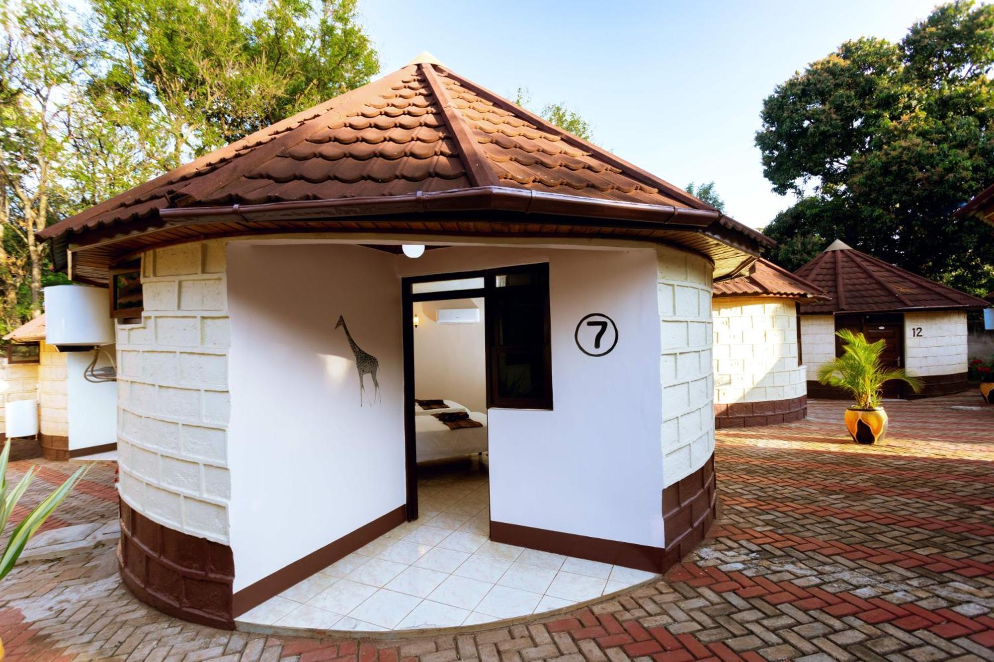 Keys Hotel Moshi Bagian luar foto