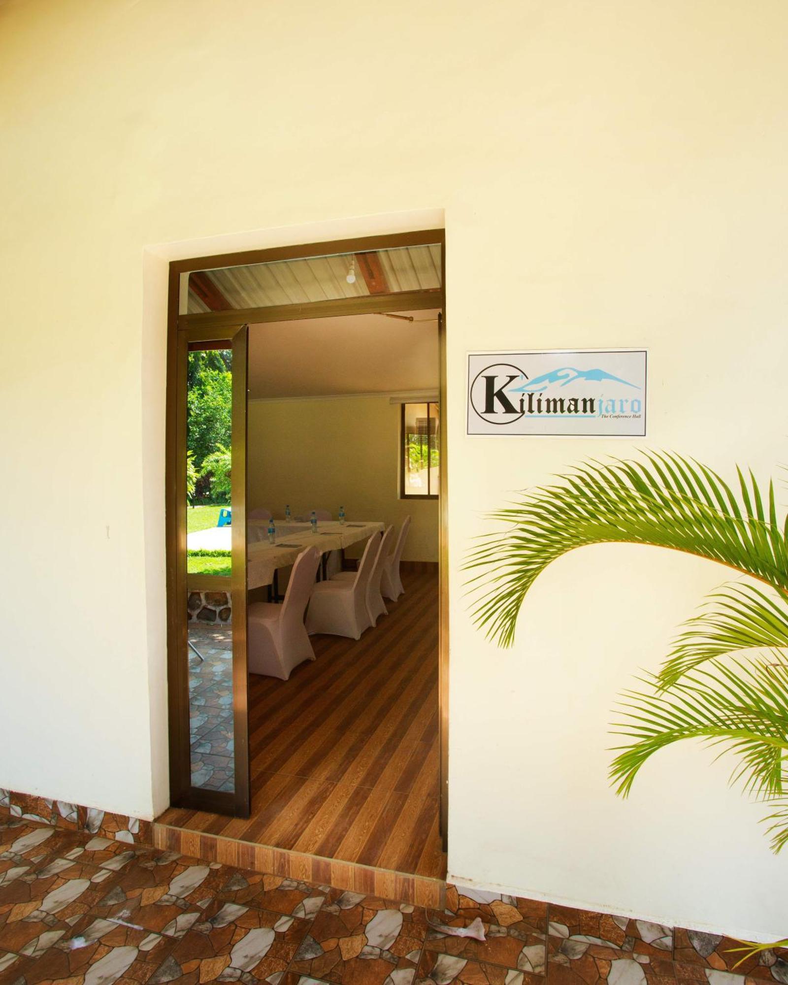 Keys Hotel Moshi Bagian luar foto