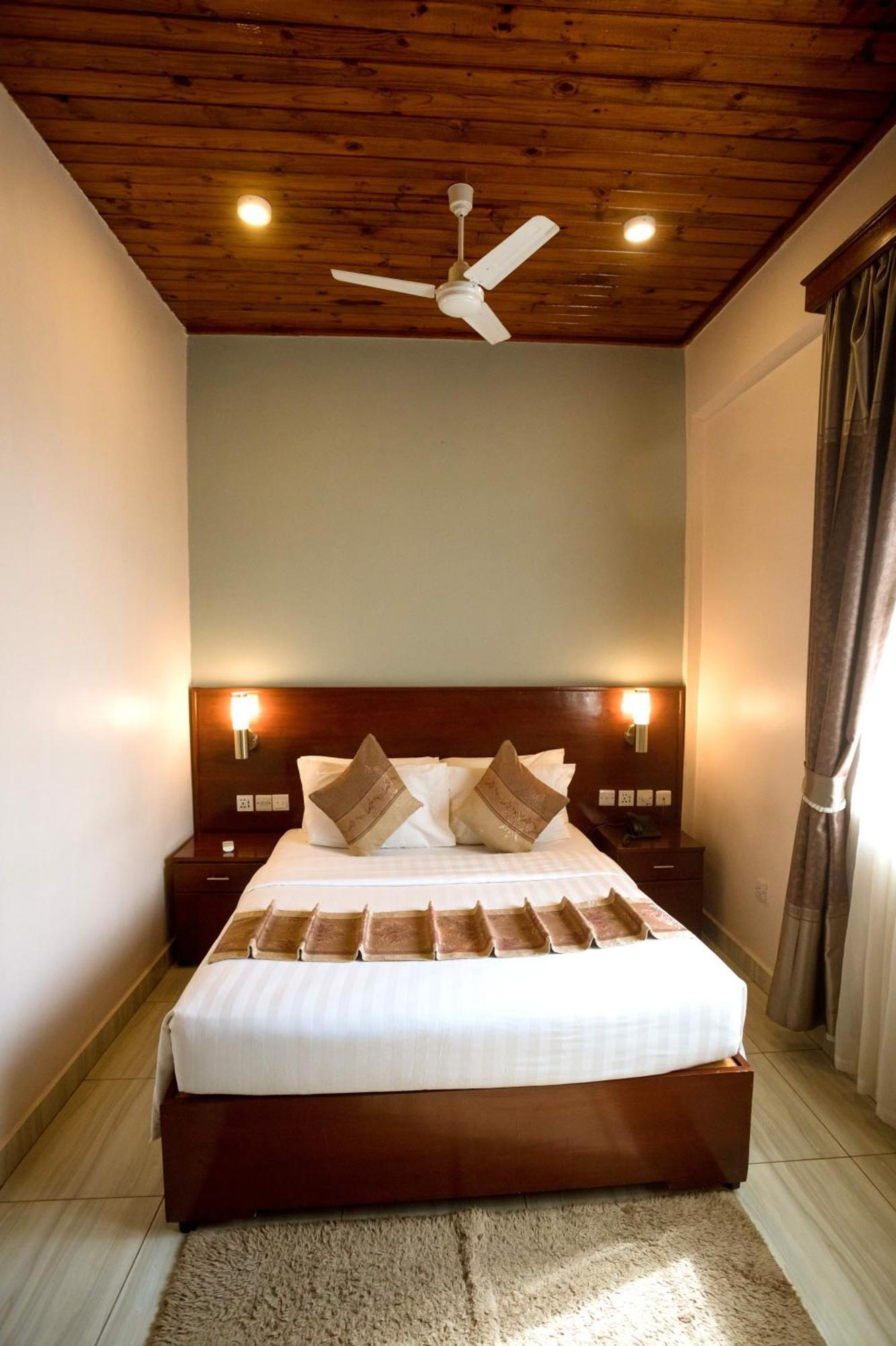 Keys Hotel Moshi Bagian luar foto