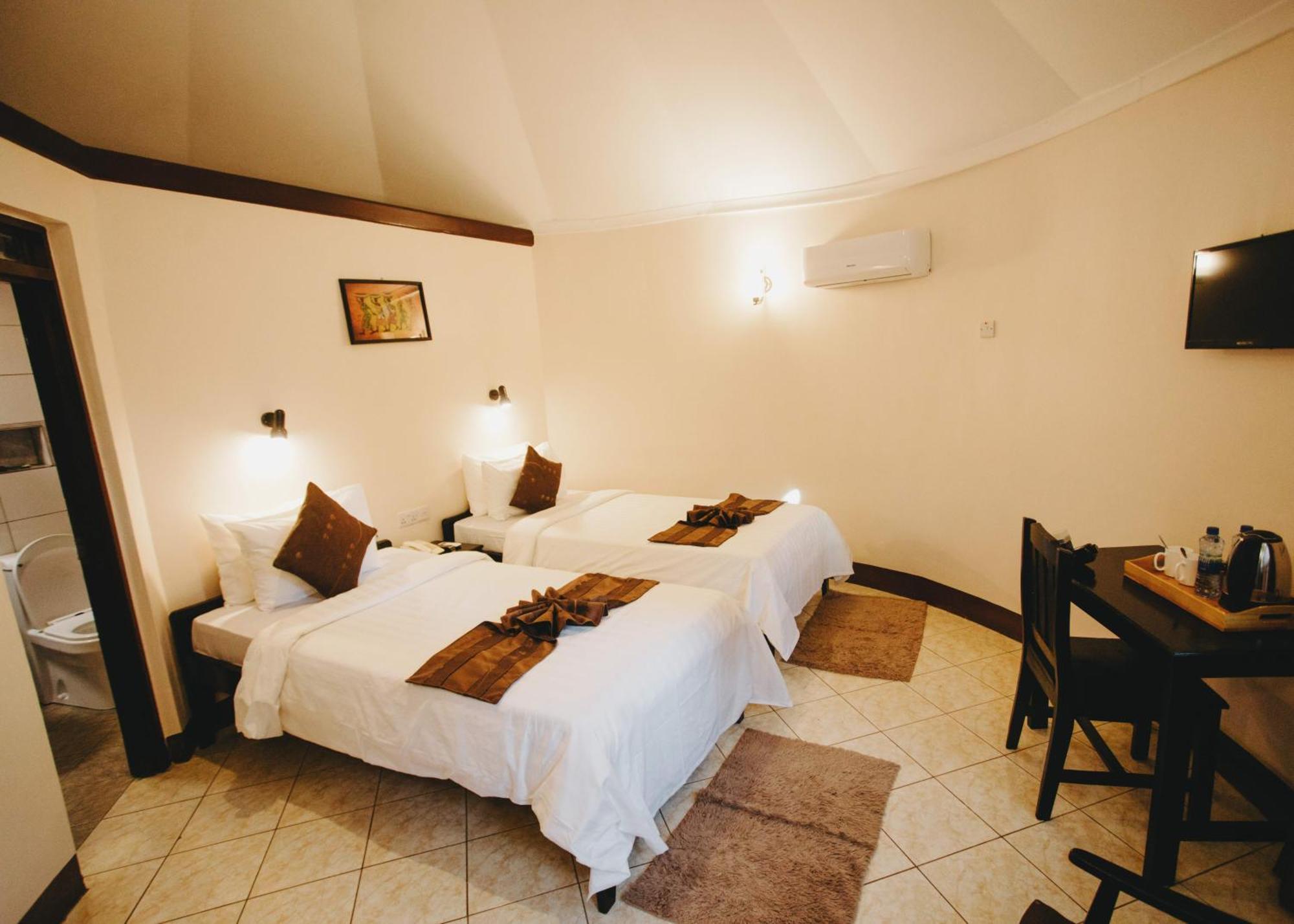 Keys Hotel Moshi Bagian luar foto
