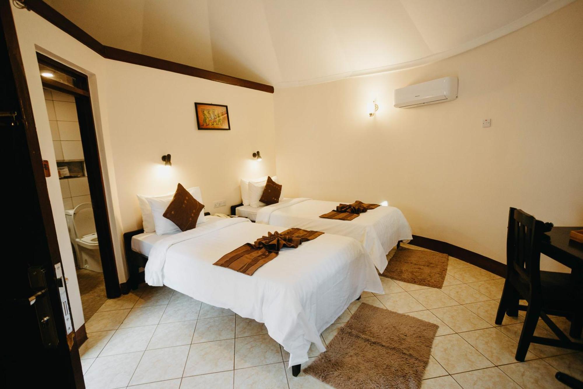 Keys Hotel Moshi Bagian luar foto