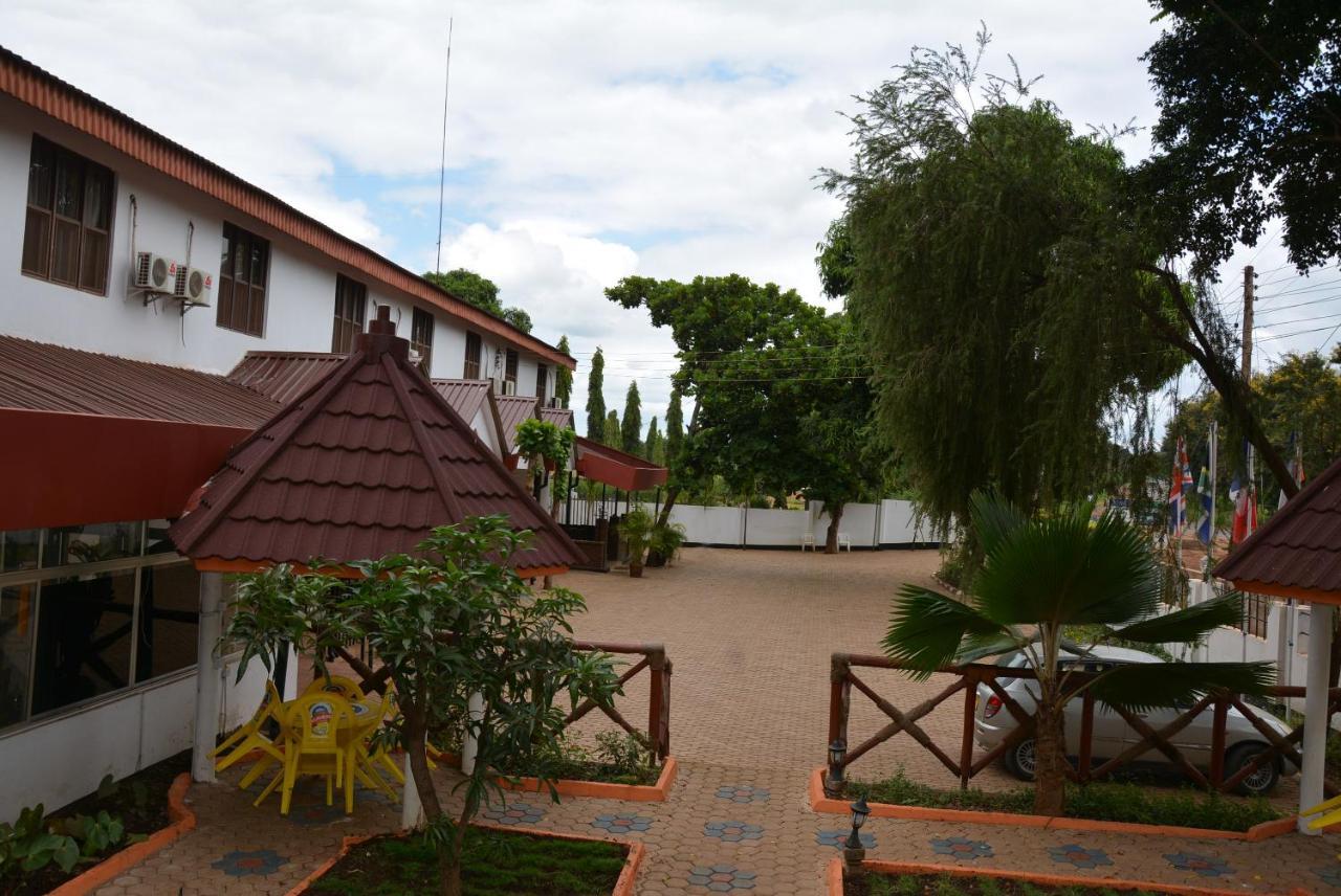 Keys Hotel Moshi Bagian luar foto
