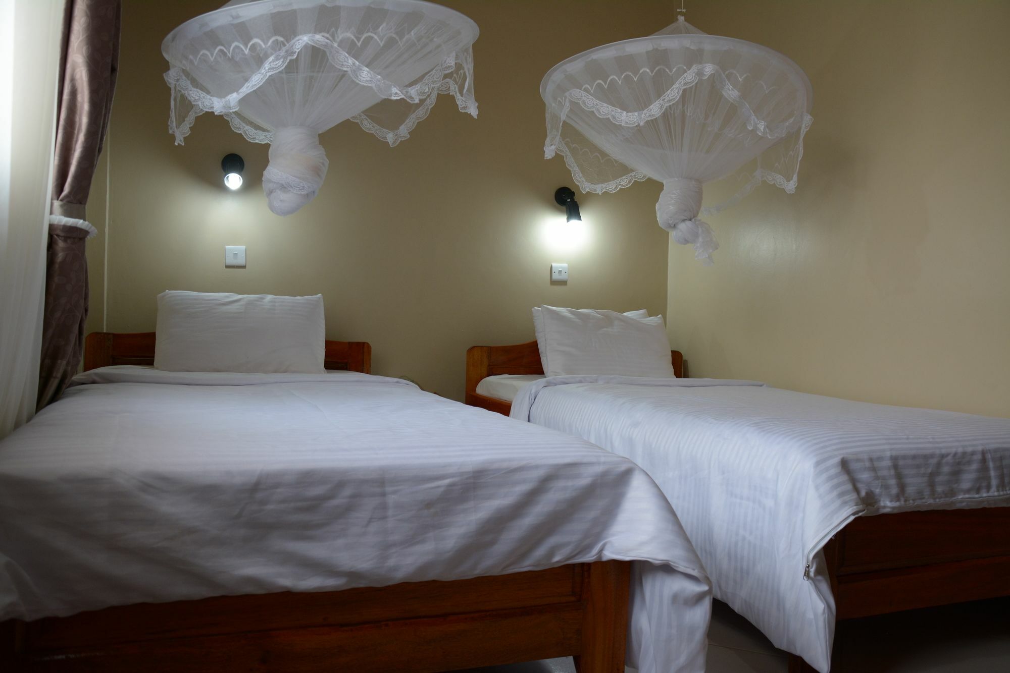 Keys Hotel Moshi Bagian luar foto